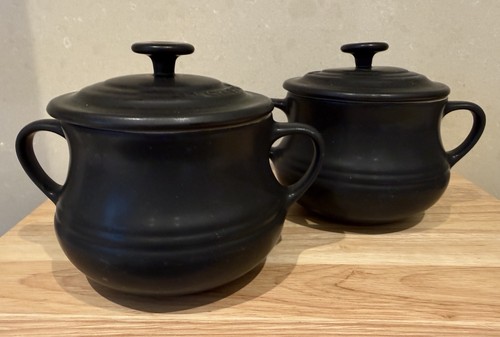 Two creuset stonewear - le,